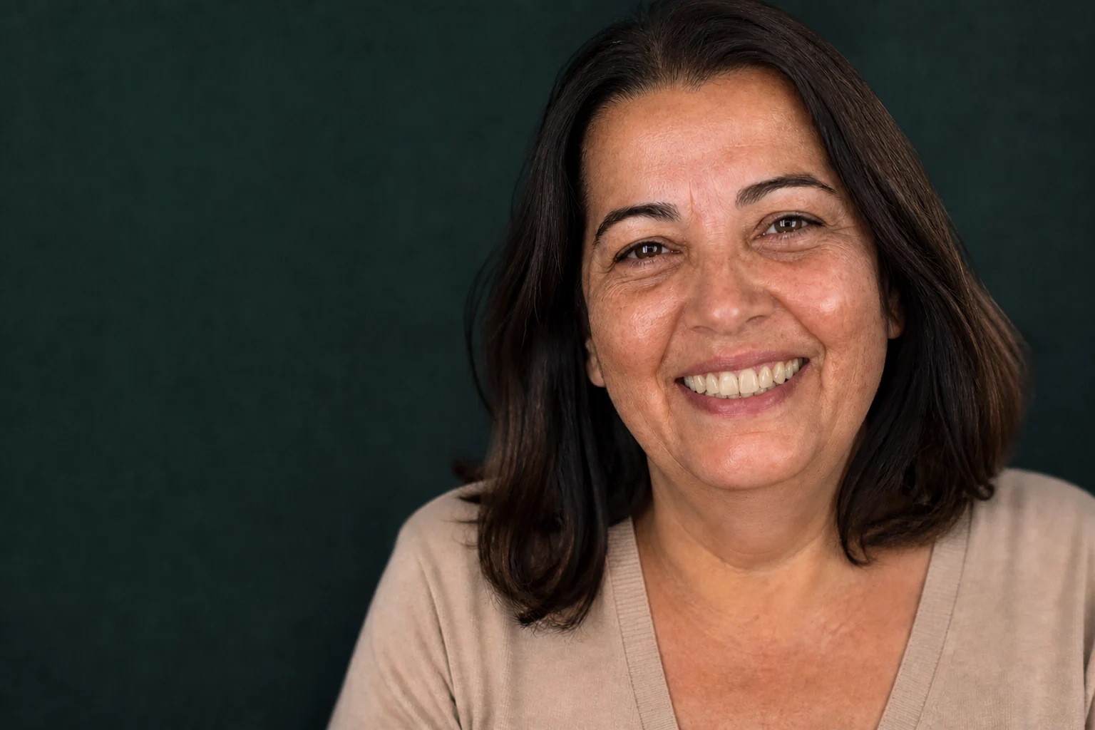 Mulher de 46 anos sorrindo com os dentes reabilitados